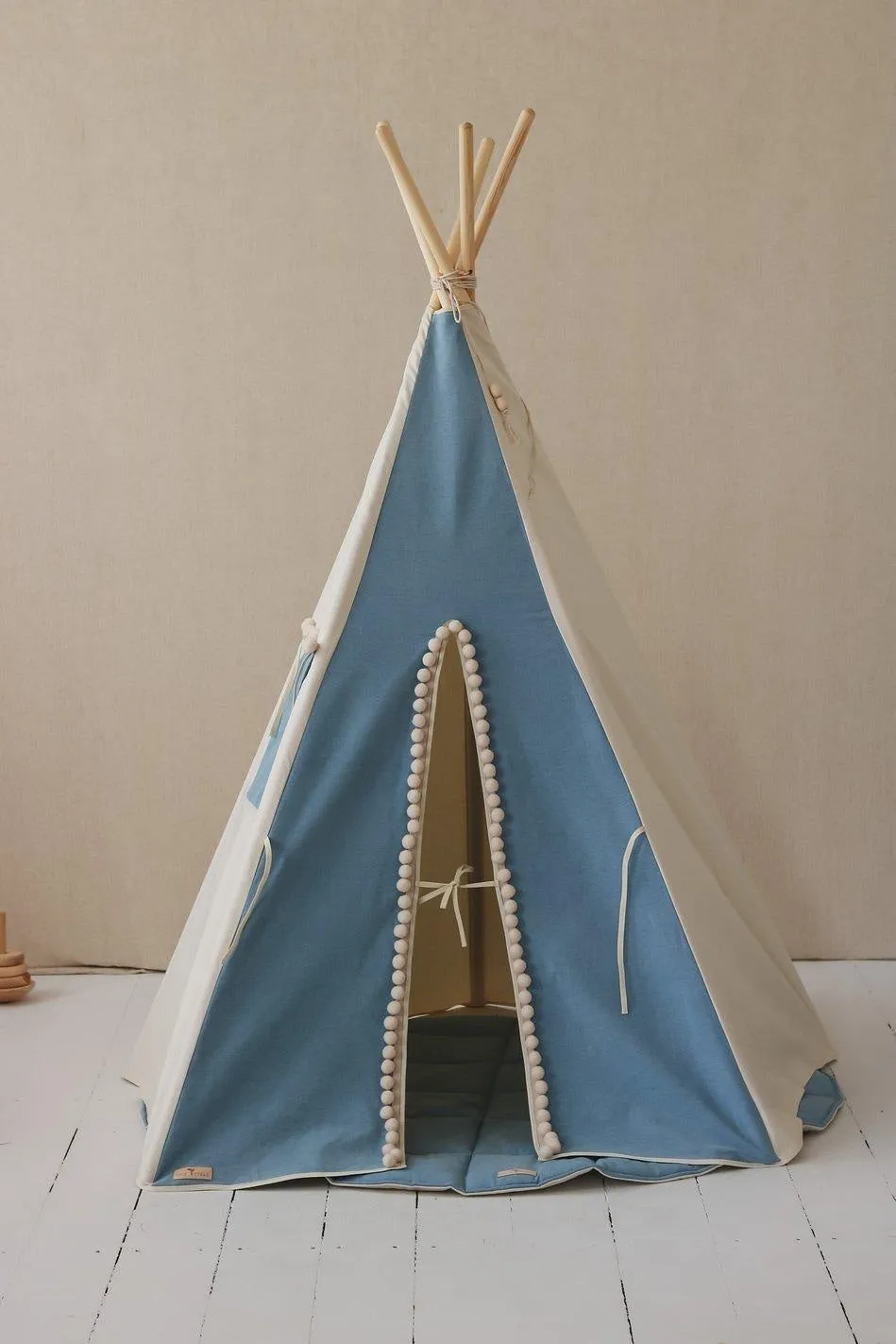 “Jeans” Teepee with Pompoms and Round Mat Set