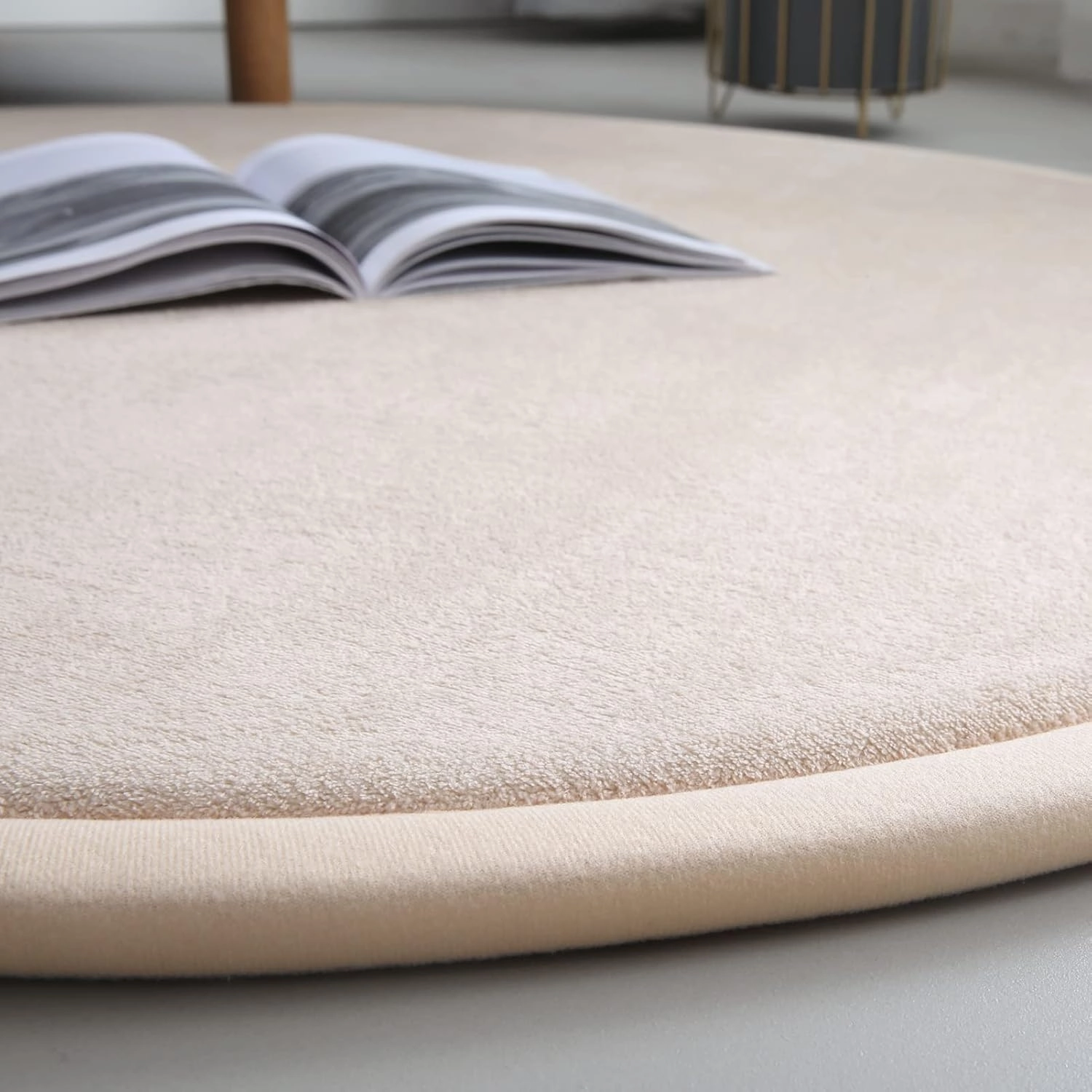 Loartee Thick Kids Round Rug - Coral Velvet Area Rugs, Memory Foam Circular Carpet for Nursery Playroom Home Decor Dormitory, Diameter 47 inch, Brown