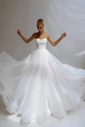 Sweetheart Sleeveless Organza Sweep Train Wedding Dress
