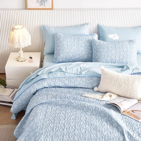 Wake In Cloud - Floral Quilt Set, Coquette Cottagecore Shabby Chic Flower Pattern for Women Teen Girls, Reversible Lightweight Bedspread Coverlet, 3 Pieces, Light Blue, Queen/Full Size